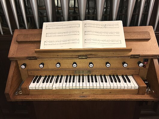 Spieltisch der Orgel Spieltisch der Orgel