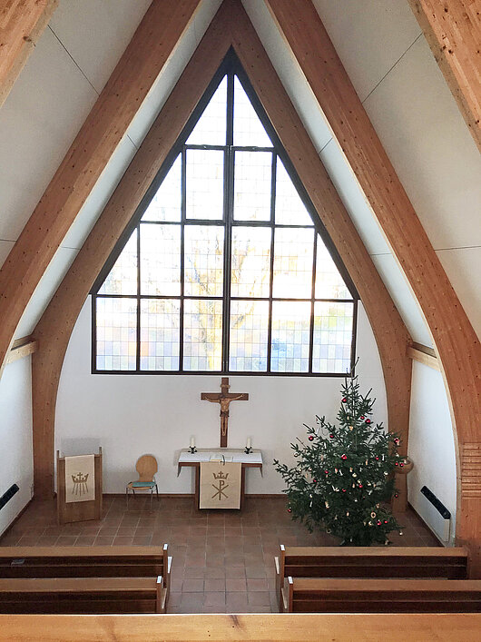 Blick von der Empore zum Altar